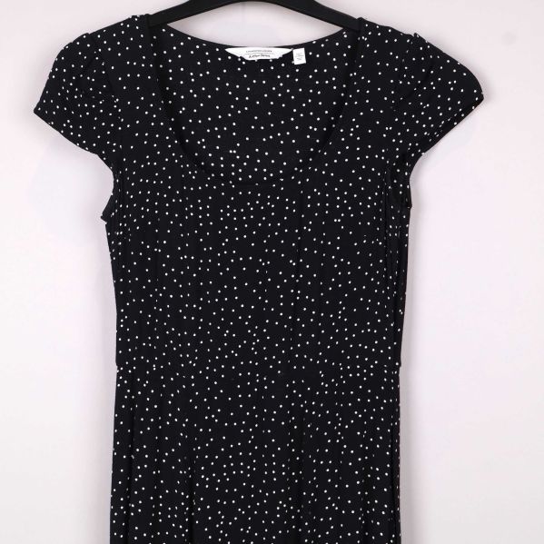 Prickmönster på klänning