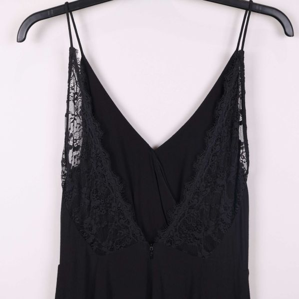 Svart klänning bakifrån