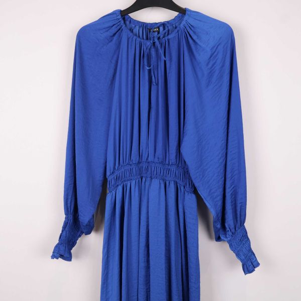 Bakre vy av blå klänning