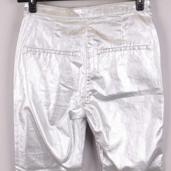 Detaljer på byxans baksida