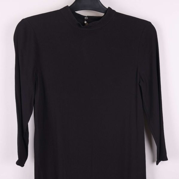 Nederdel av svart klänning