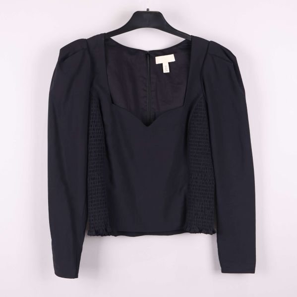 Svart topp framifrån med långa ärmar