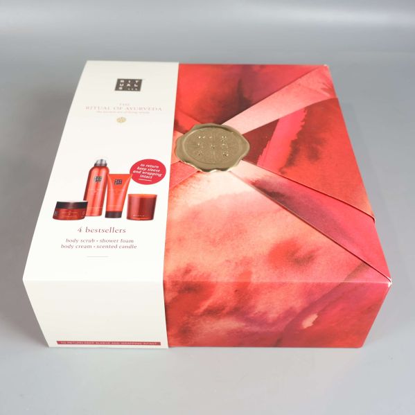 Presentbox i rött med mönster och prägling, liggande vy