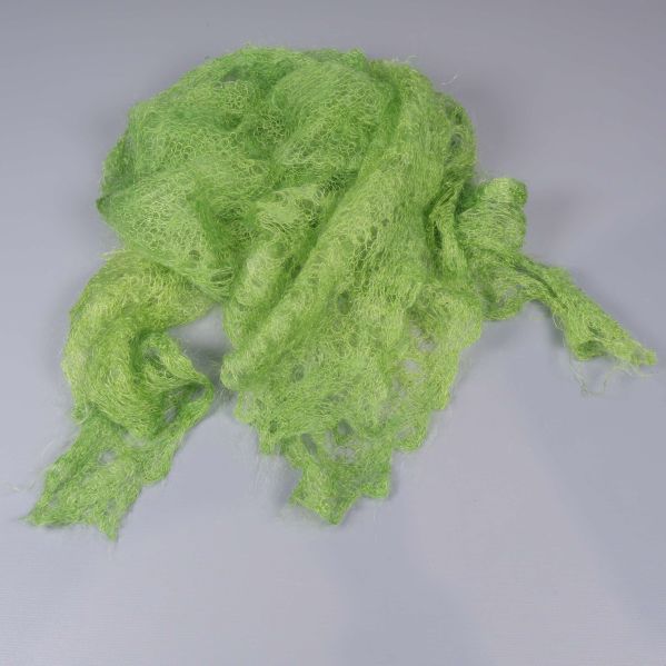 Grön sjal ihopvikt på ljus yta