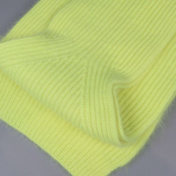 Närbild på ribbstickad struktur i gul halsduk