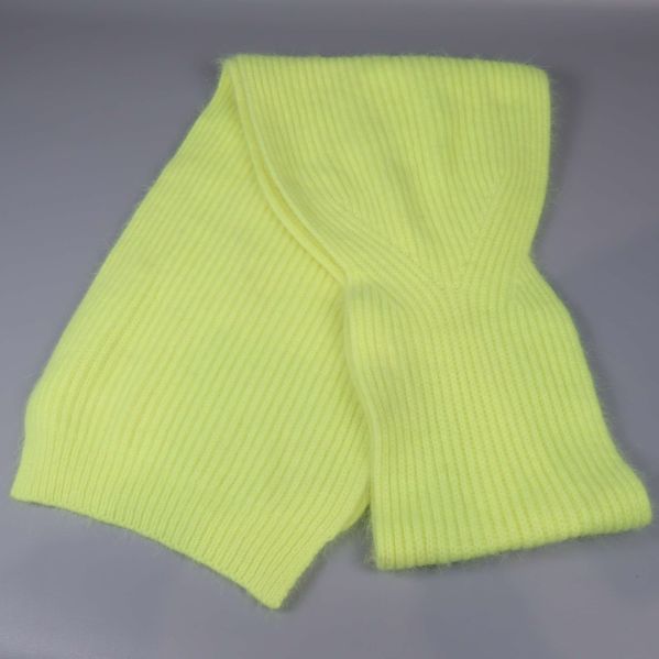 Lång ribbstickad gul halsduk utvikt