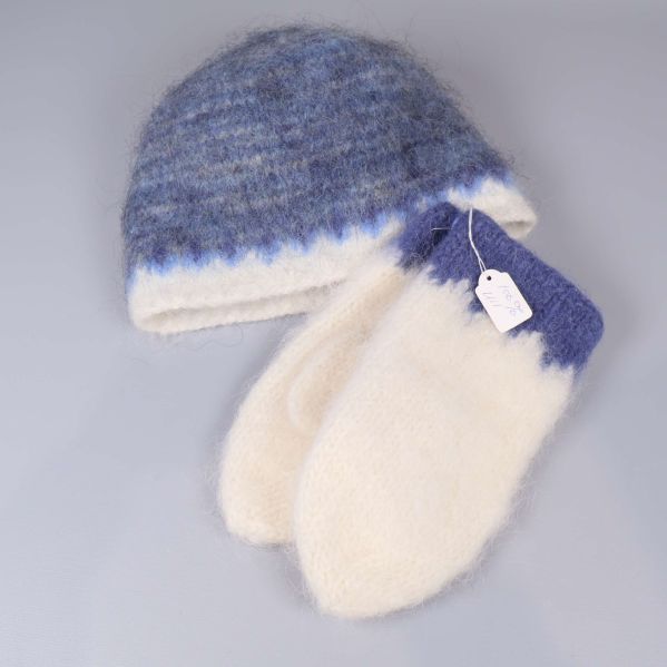 Mössa och matchande vantar i blått och vitt ullgarn