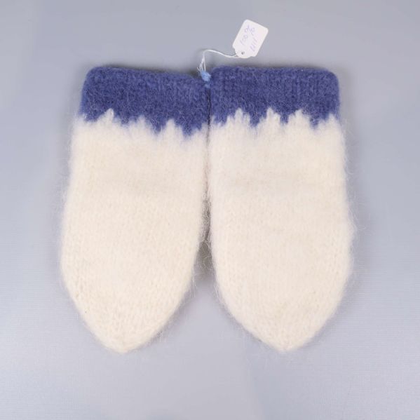 Vita ullvantar med blå kant liggande platt