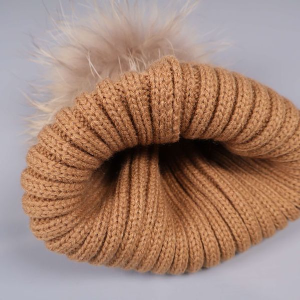 Insidan av ribbstickad beige mössa