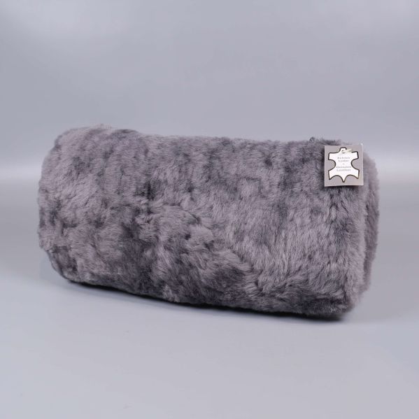 Handvärmare i grå fuskpäls med metallmärke