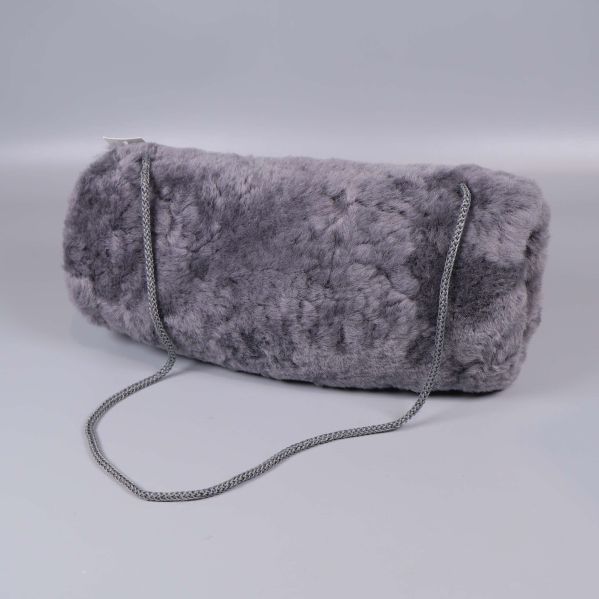 Handvärmares baksida med kedja i silverfärg