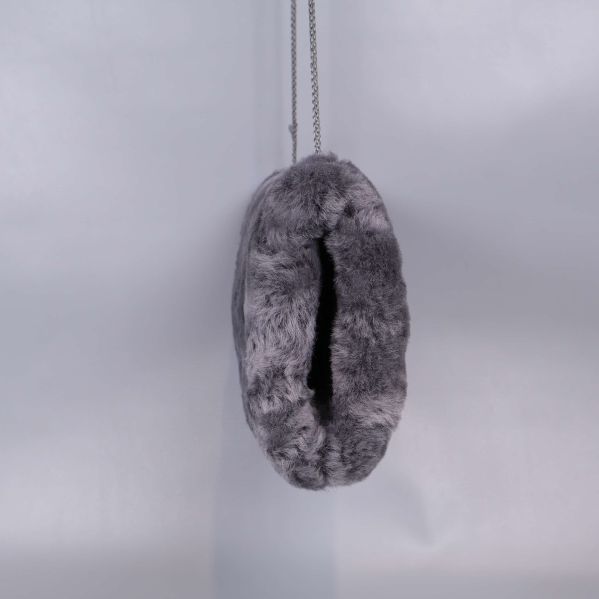 Handvärmare upphängd för att visa öppning och kedja