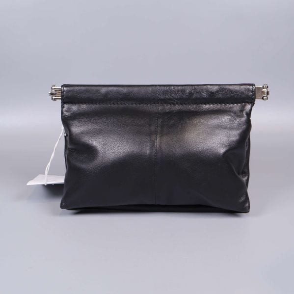 Baksidan av svart skinnväska med silverdetaljer