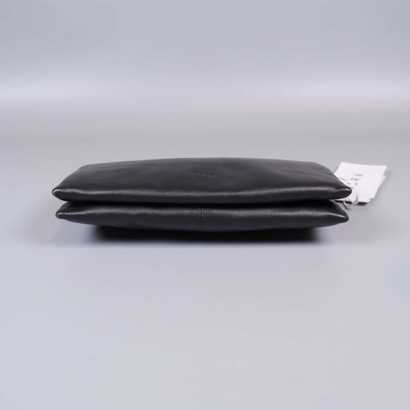 Bottenvy av svart Wera väska i skinn