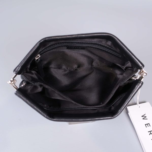 Insidan av väskan med dragkedjeficka och fack