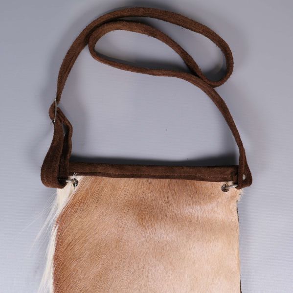 Närbild på väskans rem och ovandel