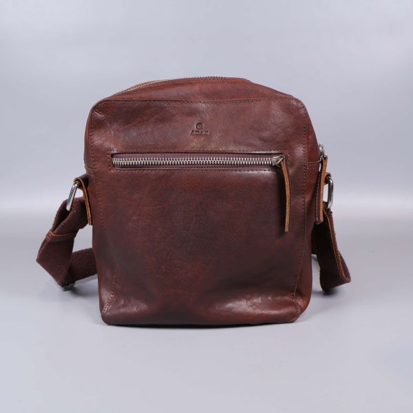 Baksidan av brun läderväska med utvändig ficka