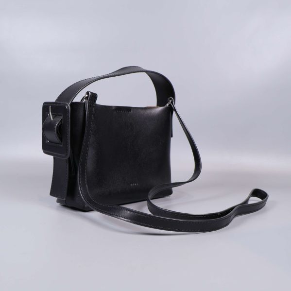 Svart axelväska med bred axelrem och spänne, sned vinkel