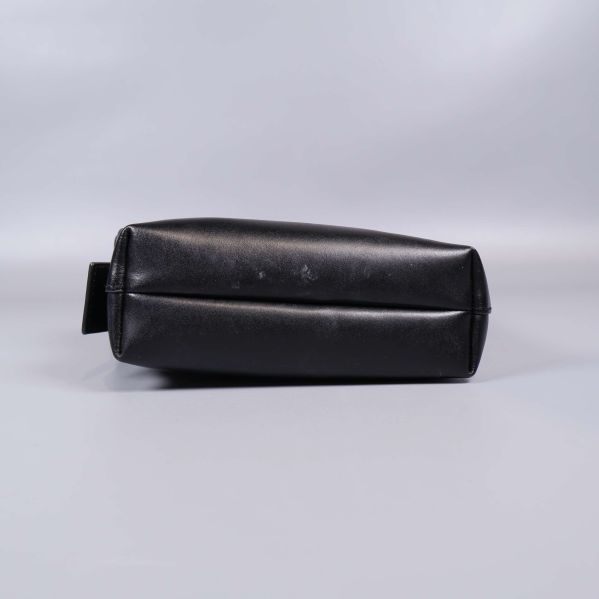 Undersidan av svart väska mot grå bakgrund