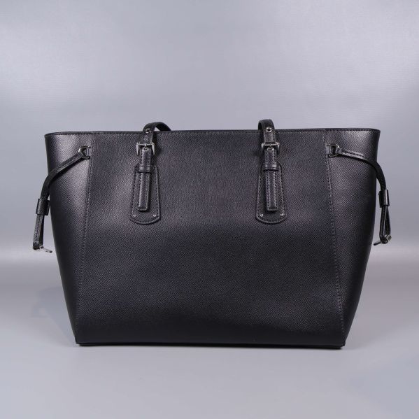 Baksidan av svart Michael Kors axelväska visas