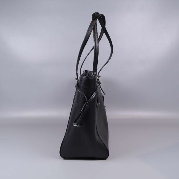 Axelväska sett från sidan med synliga fack