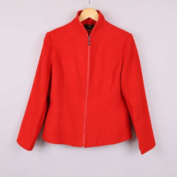 Röd jacka med dragkedja 