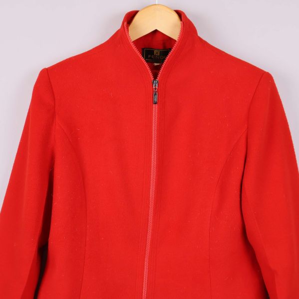 Ståkrage och axlar på röd kashmirjacka