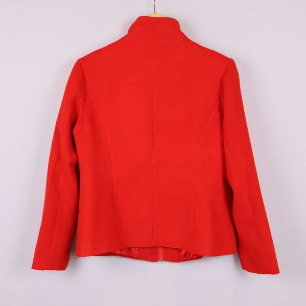 Baksida av röd jacka 