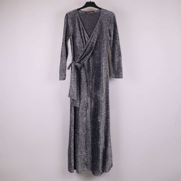 Helskottsbild av lång ärmlös glittrig omlottklänning på galge