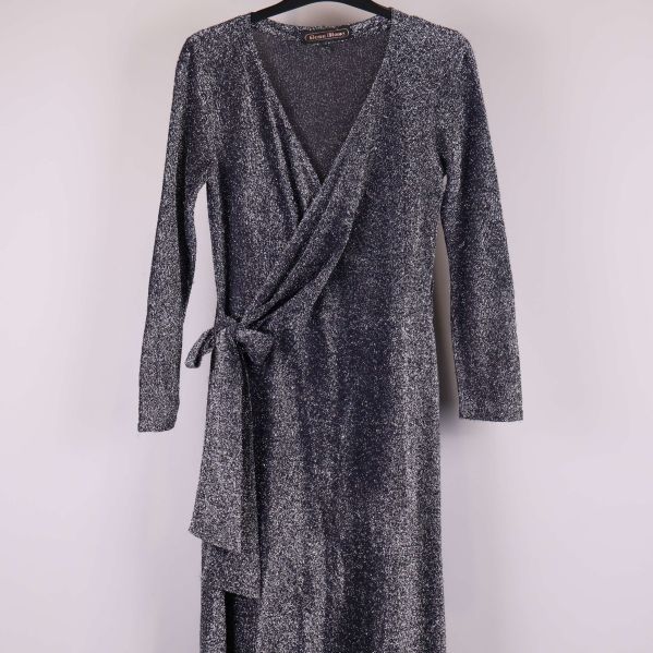 Närbild på överdelen av omlottklänning med knytskärp