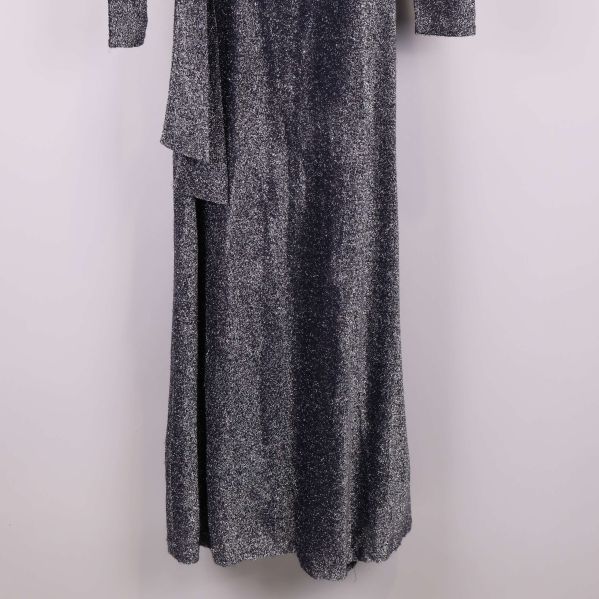 Nedre delen av lång glittrig omlottklänning