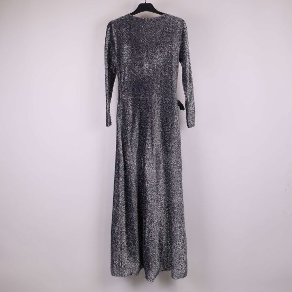 Baksida av lång glittrig omlottklänning med rak ärm