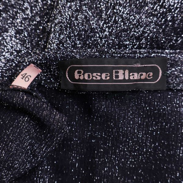 Närbild på etiketten Rose Blanc och storlek 46 i klänningen