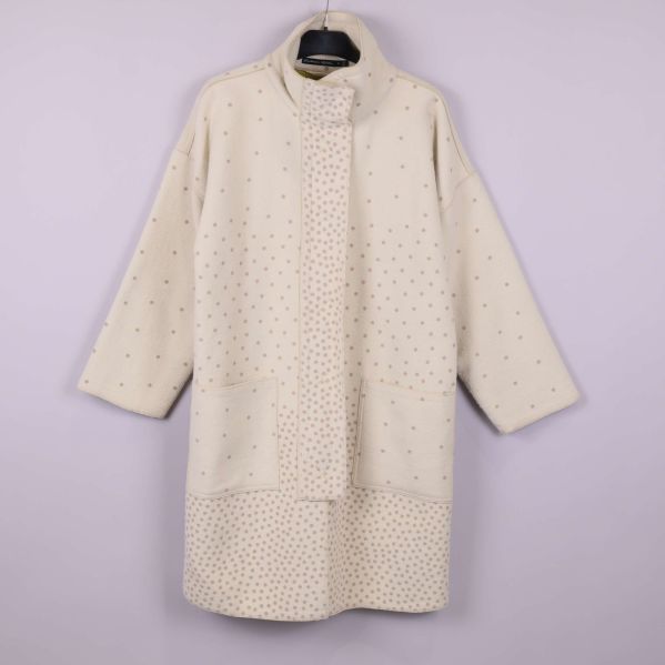 Prickig kappa med hög krage och stora fickor framifrån