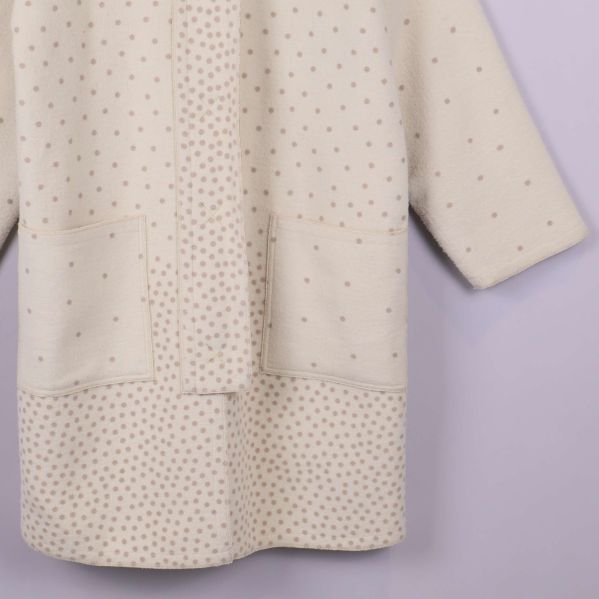 Stora fickor och pricktäckt nederdel på ullkappa