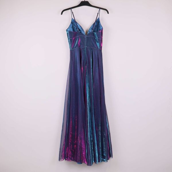 Baksida av lång glittrig klänning med axelband