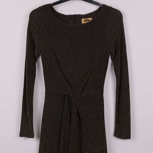 Övre delen av glittrig klänning med rund hals