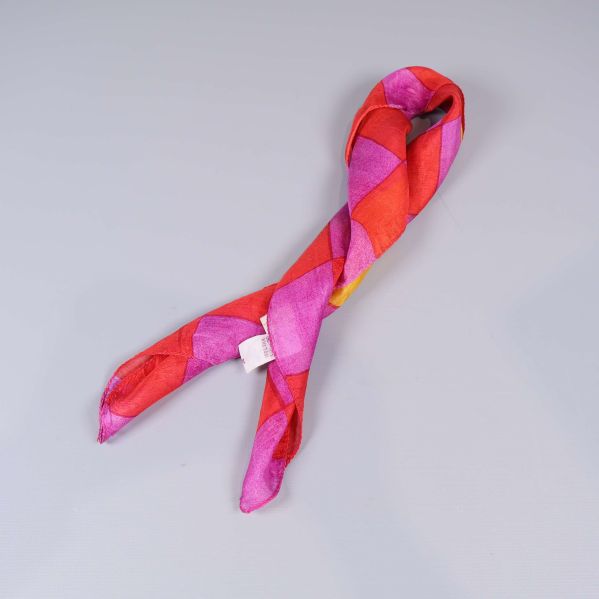 Färgglad scarf ihoprullad och knuten