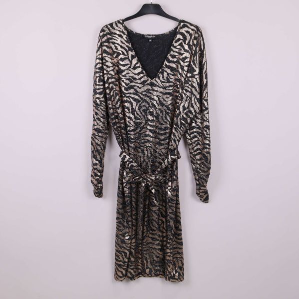 Djurmönstrad klänning med v-ringning upphängd på galge framifrån