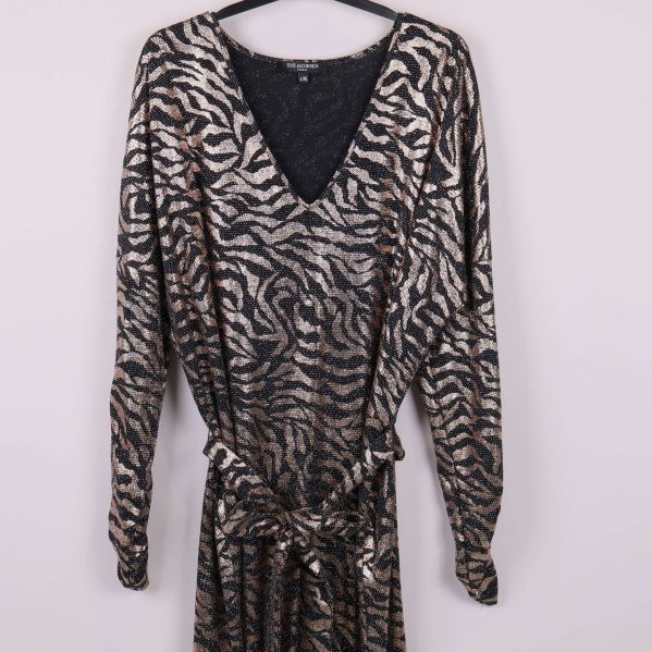 Övre delen av klänningen i närbild som visar v-ringning och djurmönster