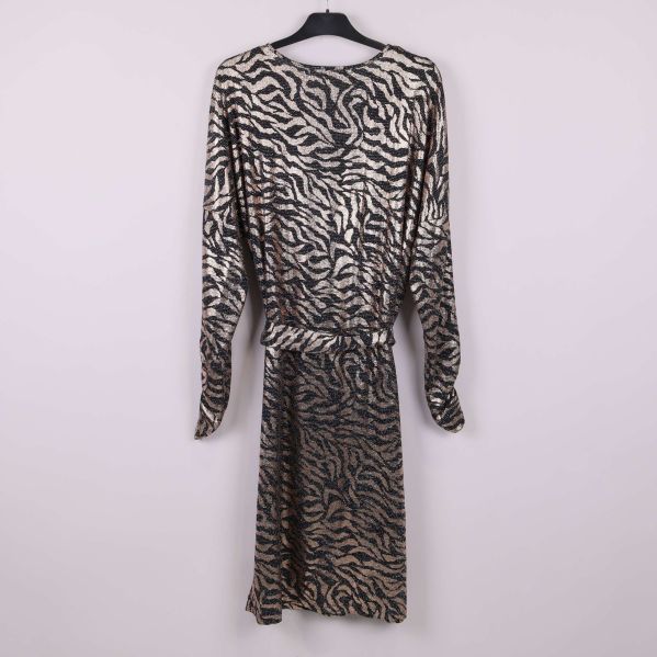 Baksida av djurmönstrad klänning med lång ärm och midjeband