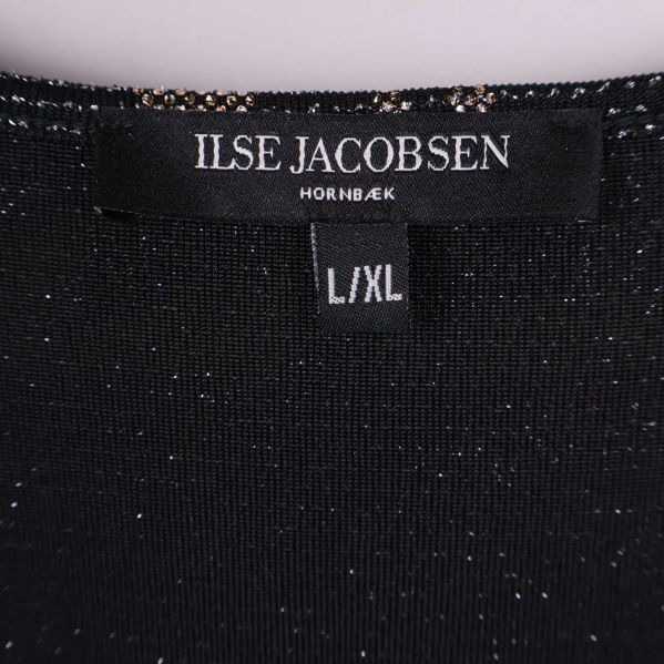 Närbild på Ilse Jacobsen-märkesetikett och storlek L/XL