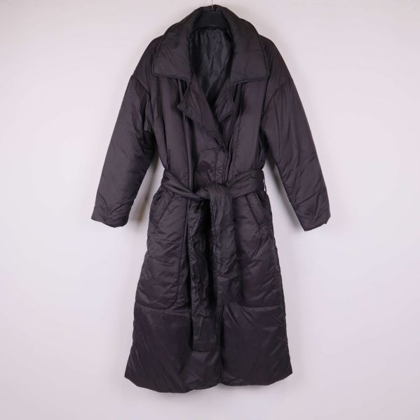 Lång svart vadderad kappa med bälte framifrån