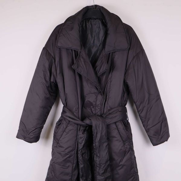 Närbild på överdelen av svart vadderad kappa