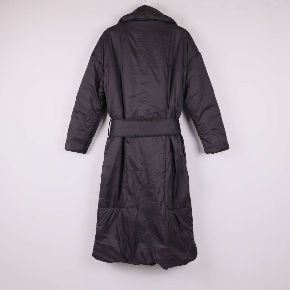 Lång svart vadderad kappa sedd bakifrån