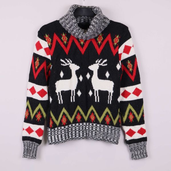 Stickad polotröja med hög krage och vintermönster på framsidan