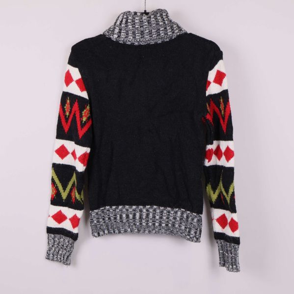 Baksida av stickad tröja med mönstrade ärmar och svart rygg