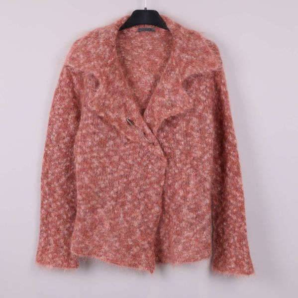 Stickad aprikos jacka hänger själv på galge