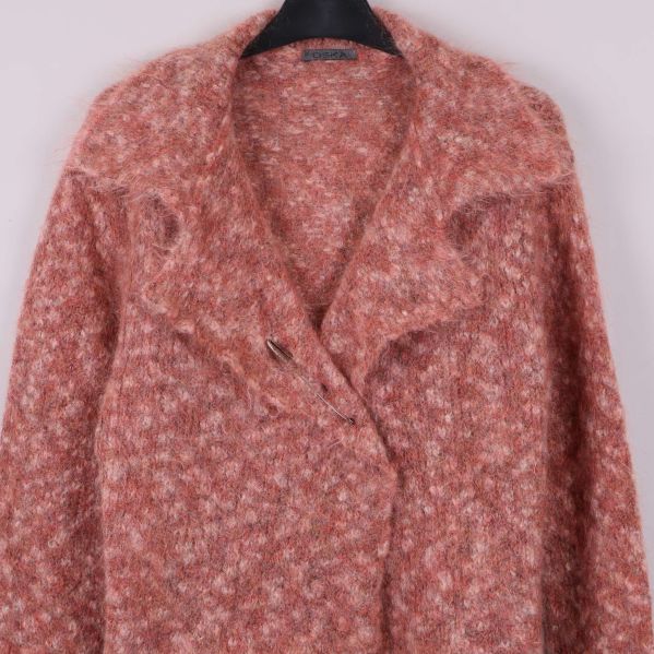 Närbild på kragen och knäppning på stickad jacka