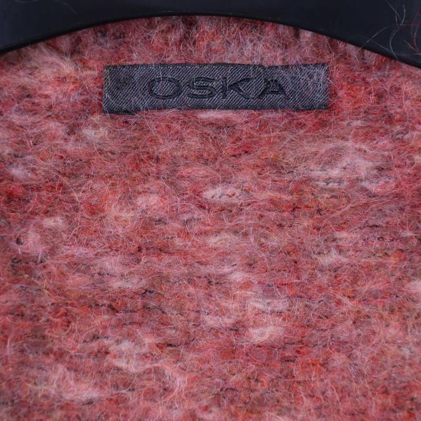 Närbild på OSKA-märkesetikett i jackans krage